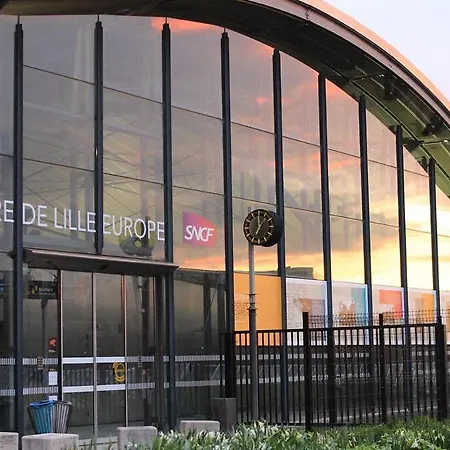 2 Bedroom With Parking, 5 Minutes From Lille *