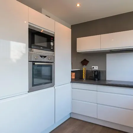 2 Bedroom With Parking, 5 Minutes From Lille Apartment