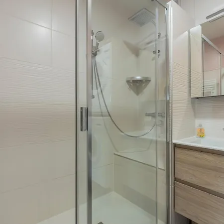 2 Bedroom With Parking, 5 Minutes From Lille Appartement *